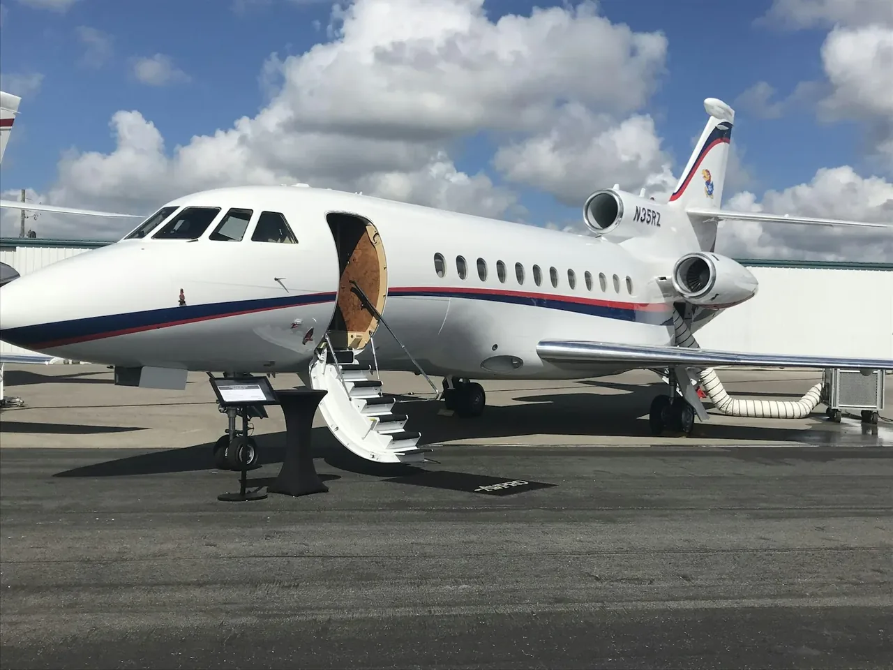 Jato executivo no hangar, operação MVP Aircrafts